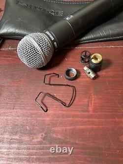 Lot d'équipement audio Shure avec microphone SM58 et distributeur de puissance WA405, non testé