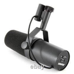 Microphone de diffusion vocale dynamique cardioïde Shure SM7B scellé dans une boîte noire.