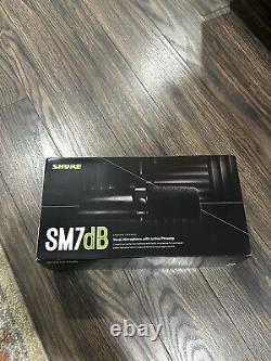 Microphone dynamique Shure SM7dB avec préampli intégré pour enregistrement de podcast en streaming, noir.