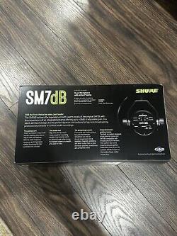 Microphone dynamique Shure SM7dB avec préampli intégré pour enregistrement de podcast en streaming, noir.