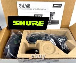 Microphone dynamique Shure SM7dB avec préampli intégré pour enregistrement de podcasts en streaming, couleur noire.