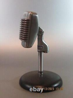 Microphone dynamique omni-directionnel Shure 51 des années 1960 avec pied, fabriqué à Chicago, USA