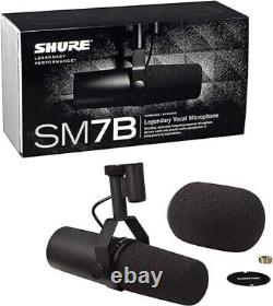 Microphone vocal dynamique à directivité cardioïde Shure SM7B pour diffusion, dans sa boîte.