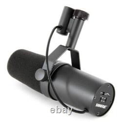 Microphone vocal dynamique à directivité cardioïde Shure SM7B pour diffusion, dans sa boîte.