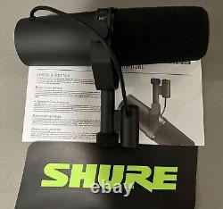 Microphone vocal dynamique cardioïde Shure SM7B (assez récent) + câble XLR + support de bureau
