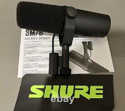 Microphone vocal dynamique cardioïde Shure SM7B (assez récent) + câble XLR + support de bureau
