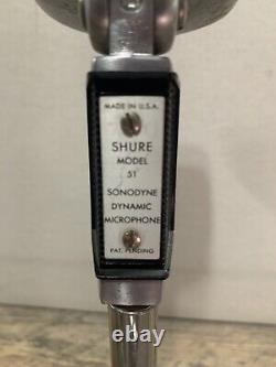 Modèle vintage de microphone dynamique Shure Sonodyne modèle 51 avec support. Non testé.