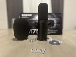 Shure sm7b translates to 'Shure sm7b' in French as it is a brand and model name which does not have a direct translation.