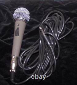 Un micro dynamique Unishere B Shure 518sb Lo Z fabriqué aux Etats-Unis avec un cordon de 20 pieds